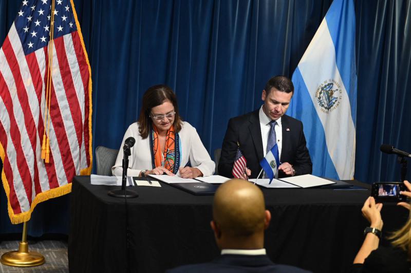 Die salvadorianische Außenministerin Alexandra Hill und der US-Minister für Heimatschutz, Kevin McAleenan bei der Unterzeichnung des Migrationsabkommens