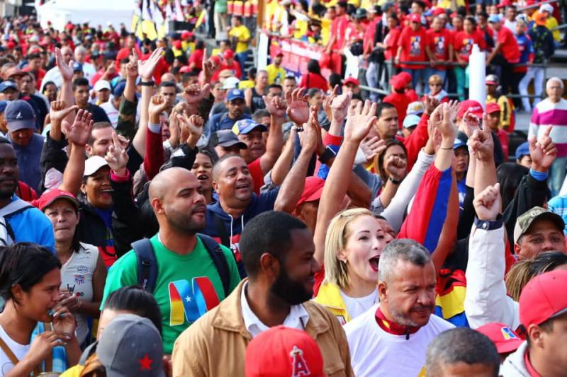 Zehntausende Regierungsanhänger feierten Maduro bei der Vereidigung in Caracas