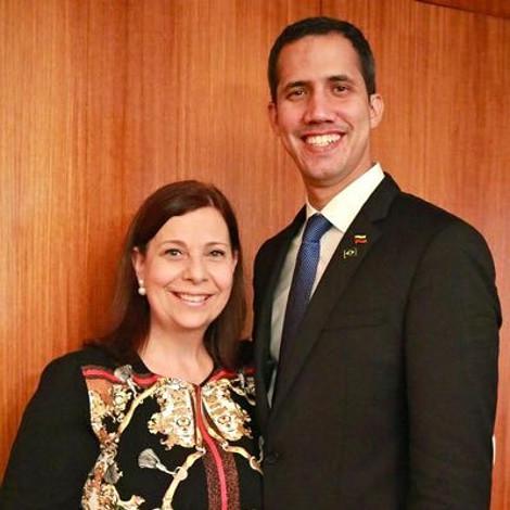 Der selbsternannte Interimspräsident von Venezuela, Guaidó, und seine Gesandte in Brasilien, Belandria