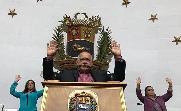 Einstimmig beschloss die verfassunggebende Versammlung von Venezuela am Dienstag die Aufhebung der Immunität des Abgeordneten Guaidó. Vorn am Podium der Präsident der ANC, Diosdado Cabello