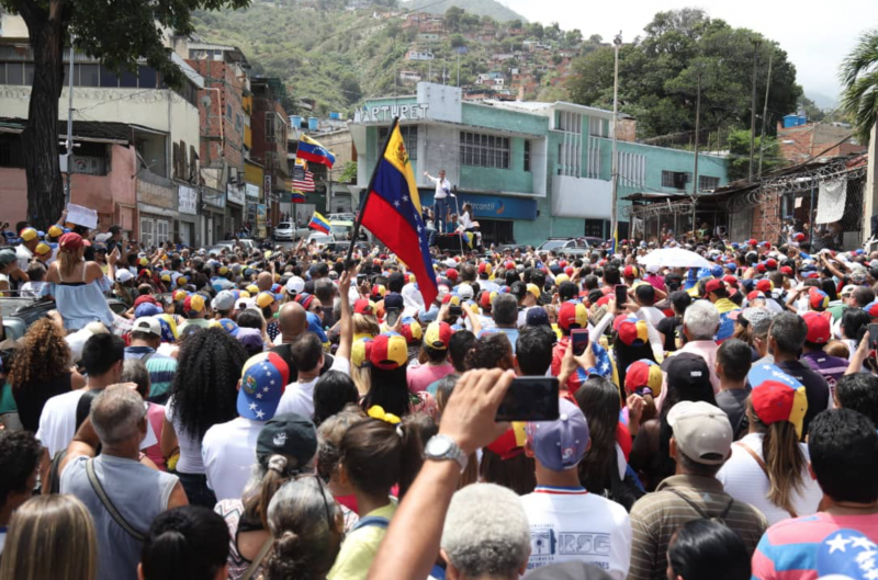 Selbsternannter Interimspräsident Guaidó vor Anhängern in Teilstaat Vargas, Venezuela