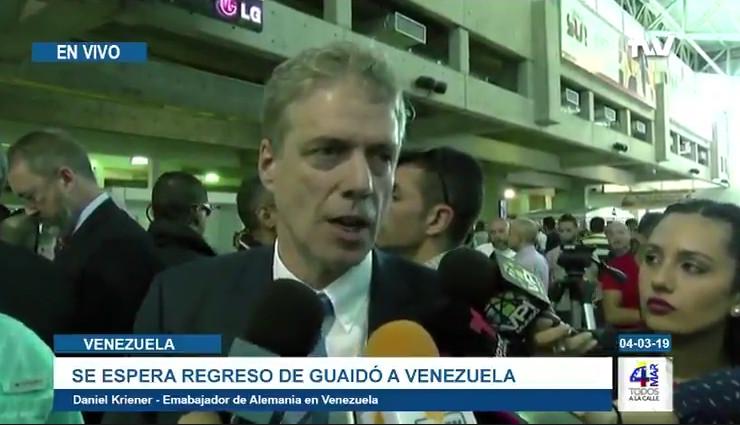 Der deutsche Botschafter erklärt Medienvertretern am Montag bei Guaidós Rückkehr die Beweggründe der Diplomaten