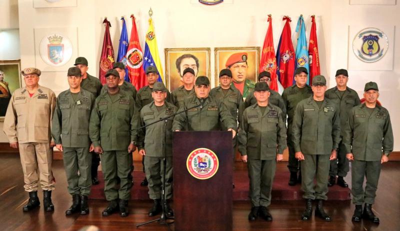 In Anwesenheit des Obersten Generalstabes der FANB verlas Verteidigungsminister Padrino López in einer landesweit übertragenen Sendung am Dienstag das Kommuniqué
