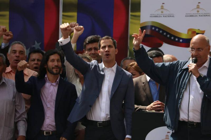 Siegessicher mit Unterstützung durch USA, EU und rechtsgerichtete Regierungen Lateinamerikas: Der Vorsitzende des Parlaments, Juan Guaidó (Bildmitte), sieht sich bereits aĺs "Interimspräsident" von Venezuela