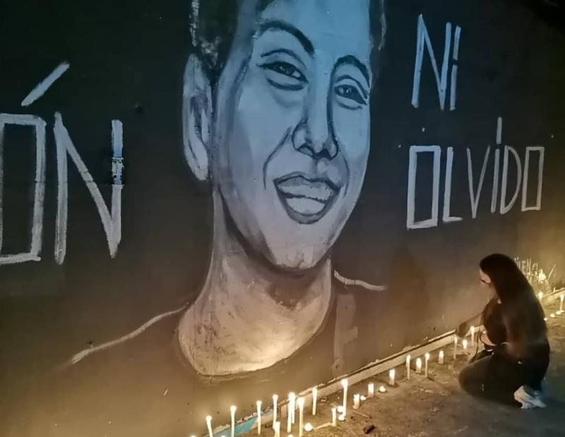 Gedenkstelle am abgebrannten Outlet von Kayser. Im Bild Yoshua Osorio, der zum Zeitpunkt seines Todes 17 Jahre alt war