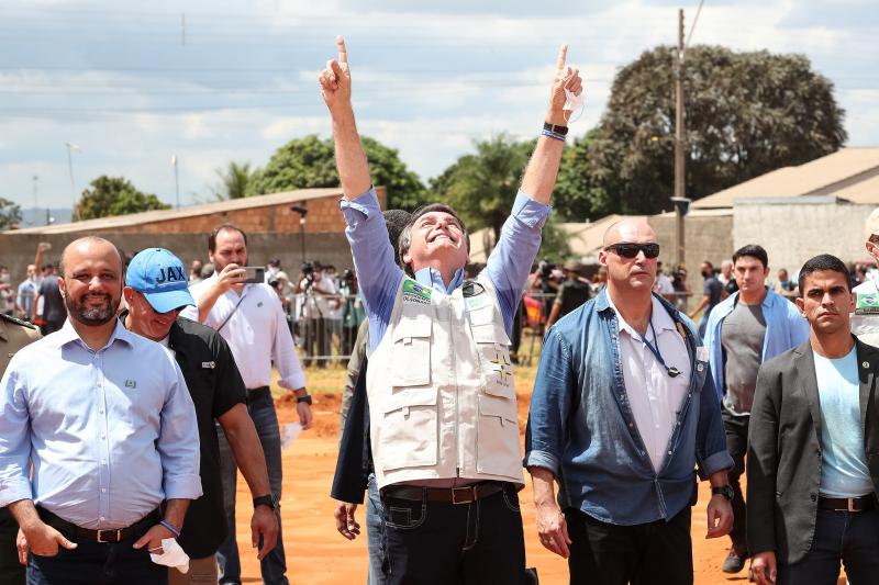 Präsident Bolsonaro meint, der Corona-Pandemie in Brasilien mit der Hilfe Gottes und der Unterstützung des Militärs Herr zu werden