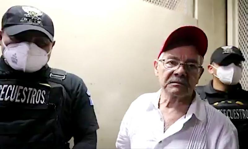 César Montes nach seiner Festnahme in Mexiko auf dem Weg zur Anhörung vor Gericht (Screenshot)