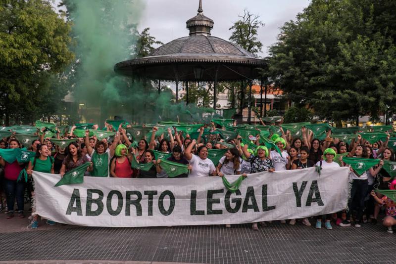 Wie hier in Santiago del Estero machen Frauen deutlich, dass das Parlament in Argentinien endlich Abtreibungen legalisieren soll