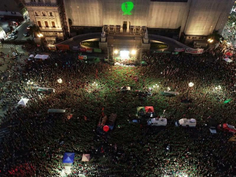 Tausende halten vor dem Kongress in Buenos Aires als Forderung der Legalisierung der Abtreibung ihre "pañuelos" in die Höhe