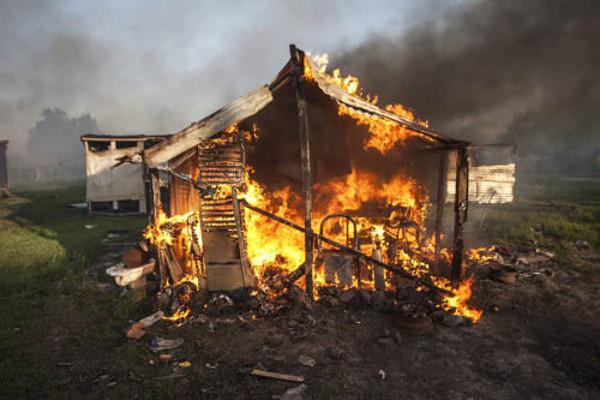 Die Hütten der Landbesetzer wurden von den Polizisten in Brand gesteckt