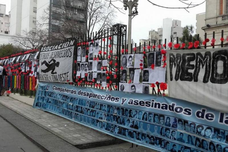 Angehörige von Diktaturopfern demonstrieren vor dem Gerichtsgebäude während der Verhandlung in Sachen Brigada de San Justo