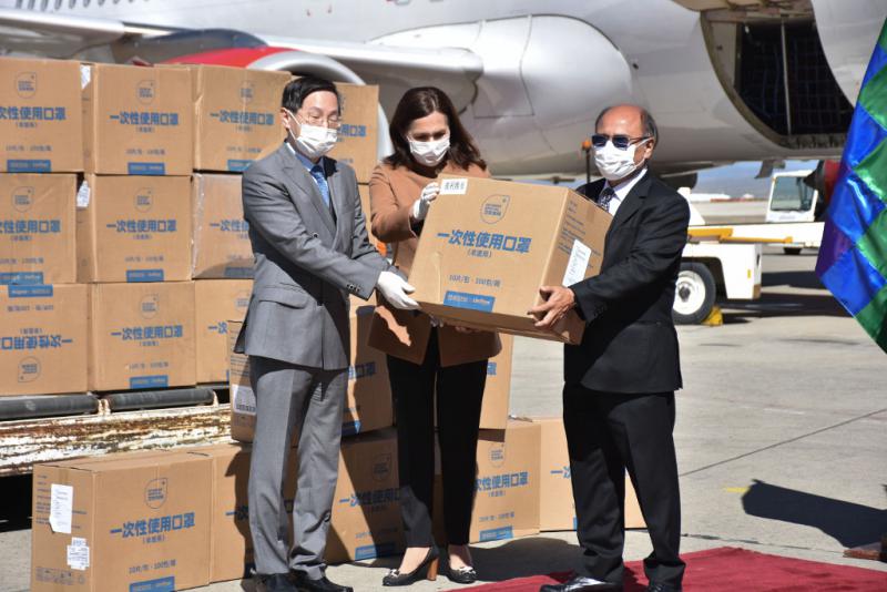 Auf dem Internacionalen Flughafen von El Alto, La Paz, nahm die Putschregierung am 2. April eine Hilfslieferung aus China in Empfang
