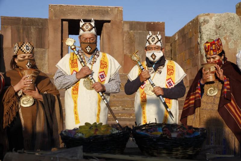 Luis Arce (links) und David Choquehuanca bei der indigenen Zeremonie zu ihrer Amtseinführung am 6. November in Tiwanaku