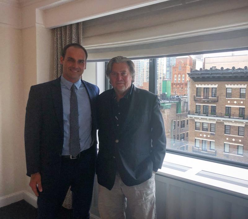 Der Abgeordnete und Präsidentensohn Eduardo Bolsonaro bei einem Treffen mit Steve Bannon im Juni 2018 in New York