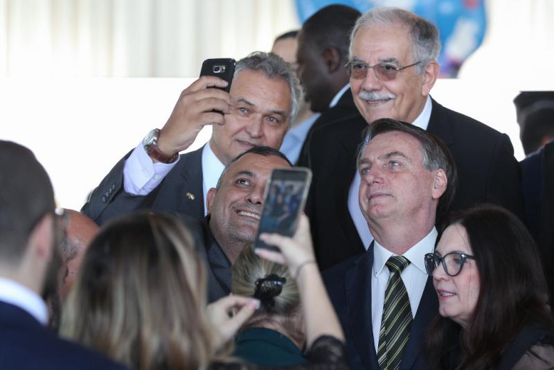 Posen für Selfies: Bolsonaro nach einem gemeinsamen Frühstück mit Kabinettsmitgliedern am Mittwoch