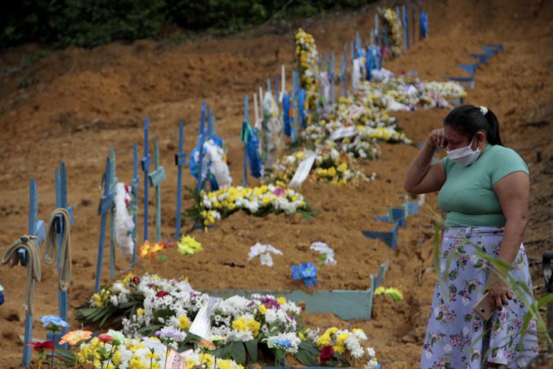 Massengrab auf dem Friedhof Nossa Senhora Aparecida in Manaus. Dort werden seit Ausbruch der Corona-Pandemie täglich hundert Menschen begraben. Zuvor waren es rund 30