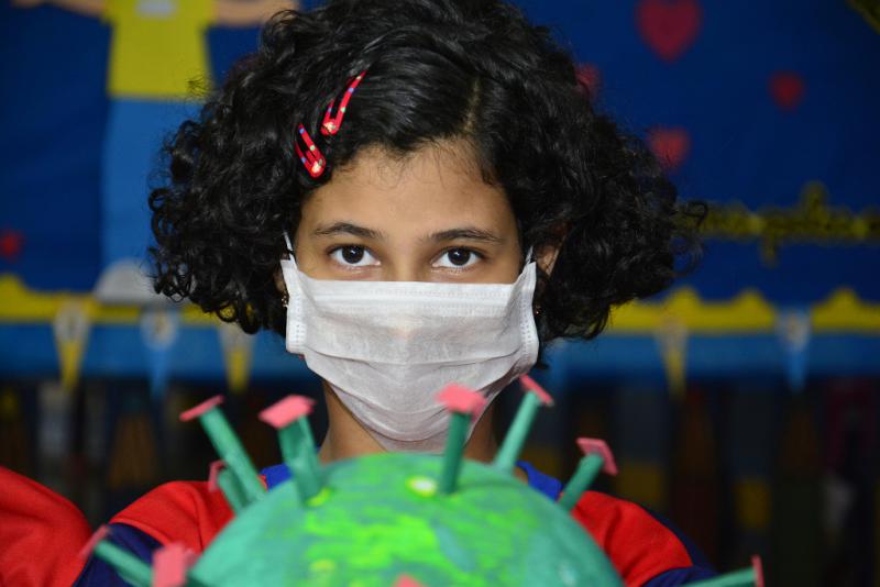 In einer Schule in Manaus, Brasilien, werden Kinder über das Coronavirus und Schutzmaßnamhen informiert