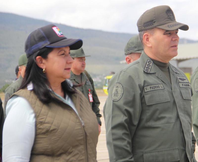 Die neue Innenministerin Carmen Meléndez übte bereits unter Hugo Chávez Führungsfunktionen aus (hier mit Verteidigungsminister Vladimir Padrino)