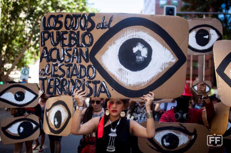 Gezielte Schüsse in die Gesichter der Protestierdenen: Als wollte der Staat sagen, dass der Preis für das Erwachen der Verlust des Augenlichts ist