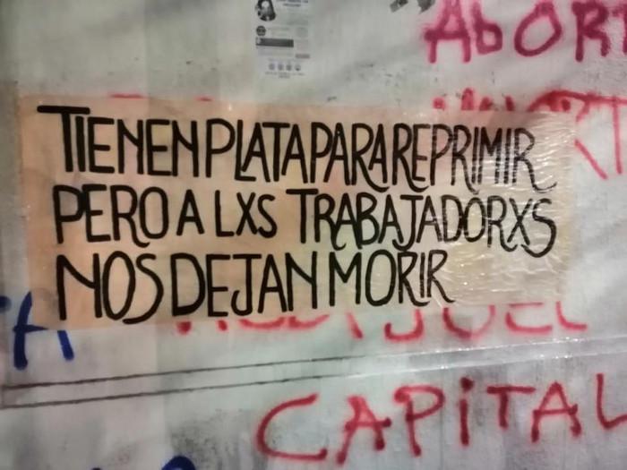"Sie haben Geld für die Unterdrückung, aber die Werktätigen lassen sie sterben". Chiles Regierung kaufte kürzlich neue Wasserwerfer
