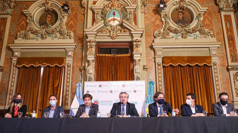 Der argentinische Präsident bei einer seiner Ankündigungen neuer Lockdown-Maßnahmen im Präsidentenpalast