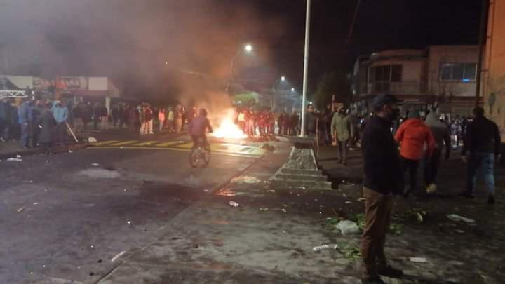 Menschenmenge mit Barrikade in Curacautín