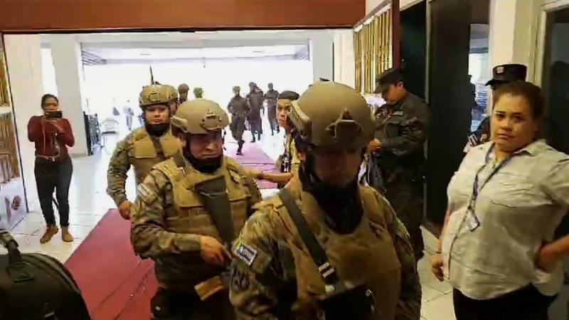 Auf Befehl des Präsidenten habe Soldaten und Polizisten das Parlamentsgebäude besetzt