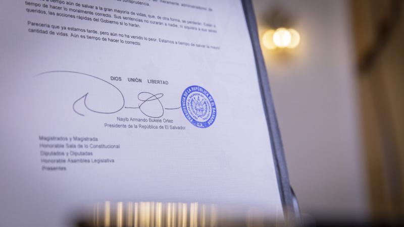 Mit "Gott - Einheit - Freiheit" unterzeichnet El Salvadors Präsident seine Dekrete