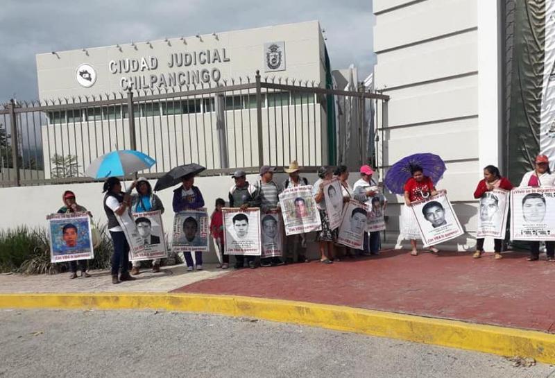 Protest der Eltern der 43 verschwundenen Lehramtsstudenten vor der Staatsanwaltschaft in Chilpancingo, Guerrero, Mexiko