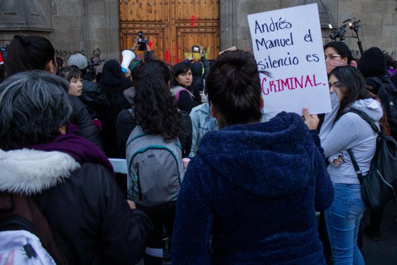 Die demonstrierenden Frauen empfinden das hauptsächliche Schweigen von Präsident López Obrador als "kriminell"
