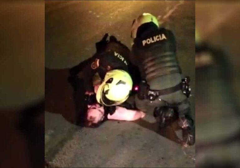 Zwei Polizisten verpassen Javier Ordóñez mehrere Elektroschoks mit dem Taser