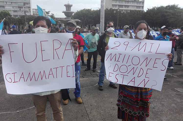 Die Demonstrierenden fordern den Rücktritt des Präsidenten und die Verteilung der zugesagten Gelder an die notleidende Bevölkerung
