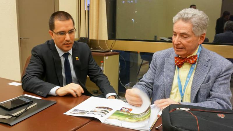 Der US-Menschenrechtsexperte und Völkerrechtler Alfred de Zayas und der venezolanische Außenminister Jorge Arreaza am Rande der 43. ordentlichen Sitzung des Menschenrechtsrats der Vereinten Nationen in Genf
