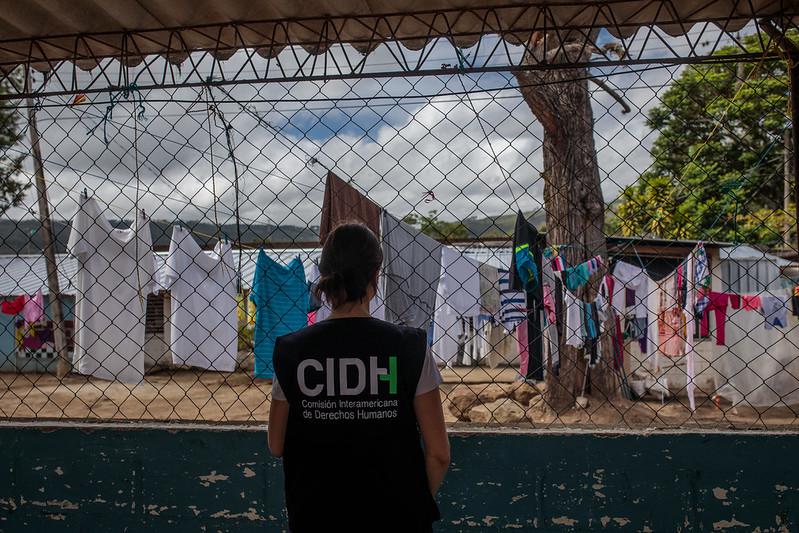 CIDH-Mitarbeiterin bei einem Besuch in einem Gefängnis in Lateinamerika