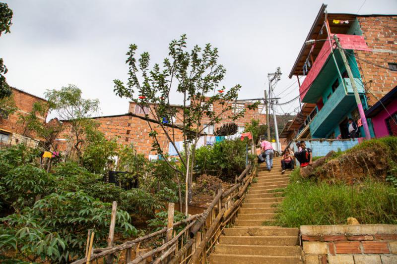 Die Menschen in den Armenvierteln Lateinamerikas ‒ hier in der Zona Nororiental de Medellín ‒ haben kaum Zugang zur Gesundheitsversorgung und verliren durch die Quarantäne oftmals ihr einzige Möglichkeit, Geld zu verdienen