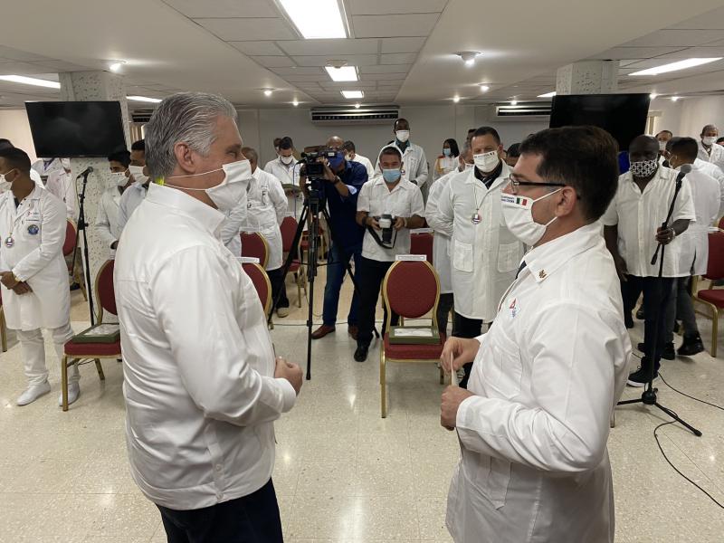 Kubas Präsident Díaz-Canel begrüßt Ärztebrigade bei ihrer Rückkehr aus Italien am 20.Juni