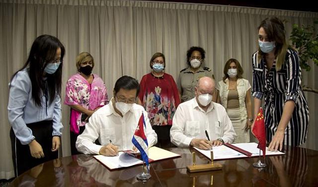 Chinas Botschafter Chen Xi, und Kubas Minister für Außenhandel und Auslandsinvestitionen, Rodrigo Malmiercay, unterzeichneten die neuen Abkommen