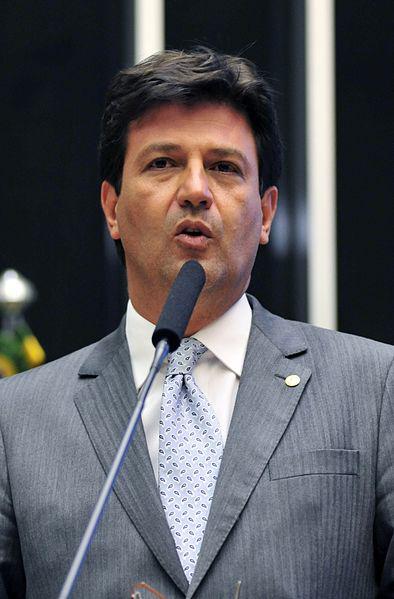 Der Gesundheitsminister bietet Bolsonaro die Stirn