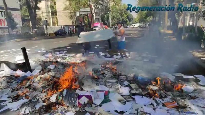 Aus Protest gegen die Verweigerungshaltung der Regierung verbrannten die Besetzer INPI-Akten