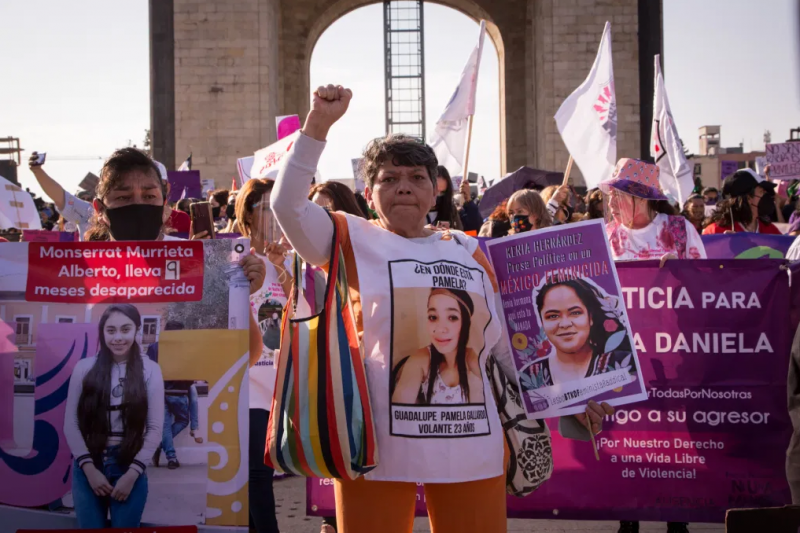 Angehörige der Opfer von gewaltsamem Verschwindenlassen und Femizid bei der Demonstration in Mexiko-Stadt