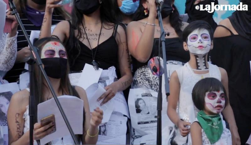 Als "Catrinas” geschminkte Frauen und Mädchen begleiteten die Kundgebung in Mexiko-Stadt mit Liedern (Screenshot)