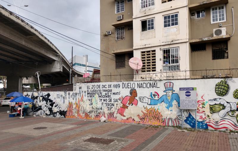 Wandbild gegen die US-Invasion an der Metrostation 5 de mayo in Panama-Stadt