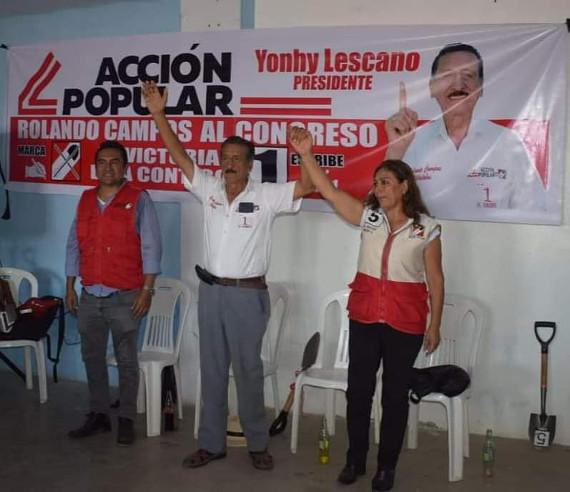 Kandidaten der Partei Acción Popular feiern ihren Wahlsieg. Mit nur 10,1 Prozent und 24 Sitzen wurde sie stärkste Kraft im Parlament