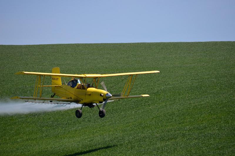 Auf großen Latifundien werden mit Flugzeugen großflächig Pestizide versprüht