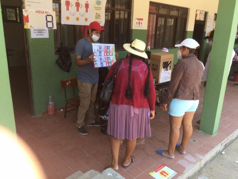 Wählerinnen in einem Wahllokal in El Fuerte, Santa Cruz