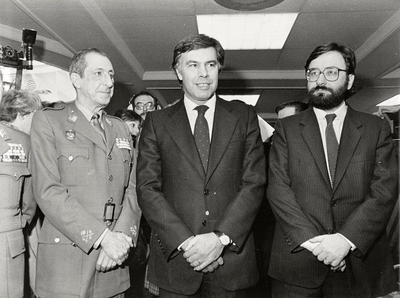 Sozialdemokrat González (Mitte) mit Verteidigungsminister Narcís Serra (rechts) und Generalstabschef Álvaro Lacalle Leloup im Dezember 1982. Heute widmet er sich den Putschversuchen in Venezuela
