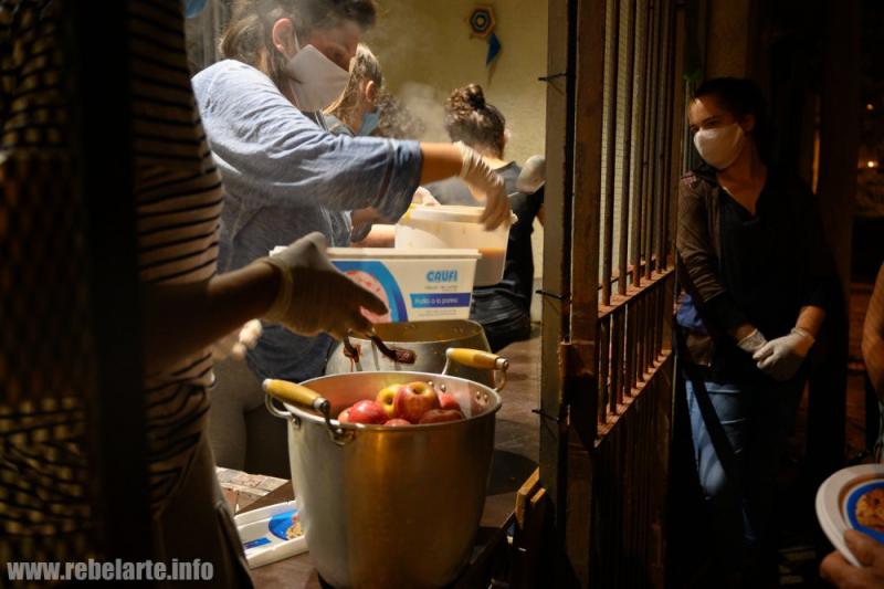 "Solo el pueblo ayuda al pueblo": Aktivisten und Anwohner organisieren in vielen Ländern Lateinamerikas Suppenküchen, wie hier in Uruguay