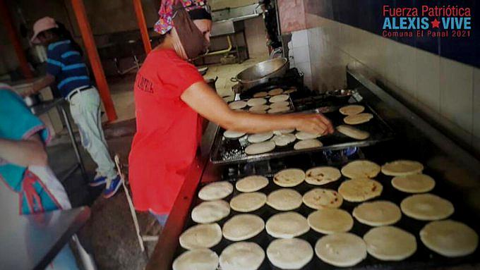 In der Kommune El Panal wird in der Schulkantine weiterhin Essen zubereitet und an die Bevölkerung verteilt