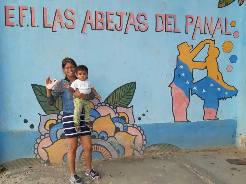 Die Aktivistin des Colectivo Fuerza Alexis Vive, Ana Marín mit ihrem Kind