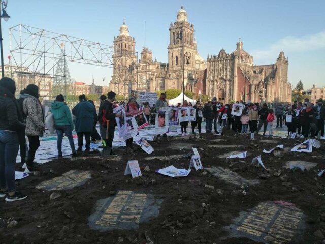 Die Demonstrierenden haben symbolische Gräber angelegt, um Aufklärung und Gerechtigkeit zu fordern. "Wenn Amlo nicht zu den Gräbern geht, werden die Gräber zu ihm kommen", steht auf ihren Transparenten